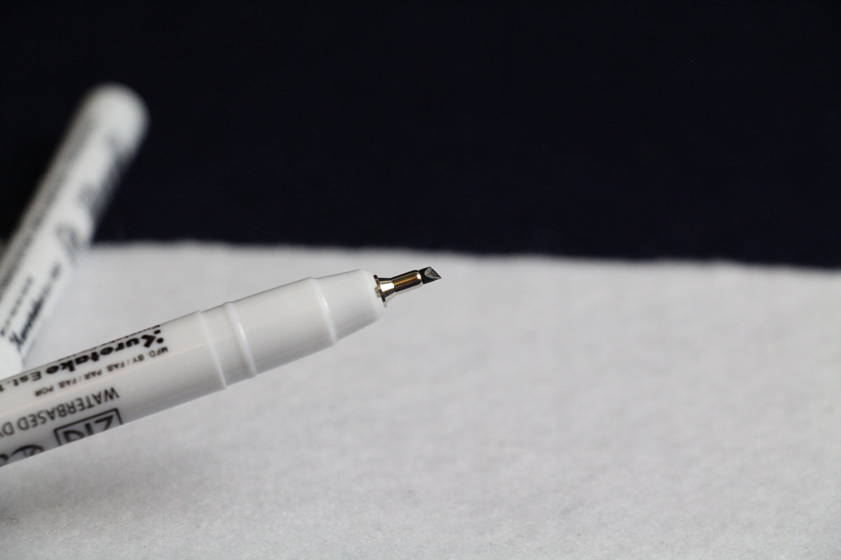 Black Kuretake ZIG Calligraphy Pen with chiselled oblique nib for Arab