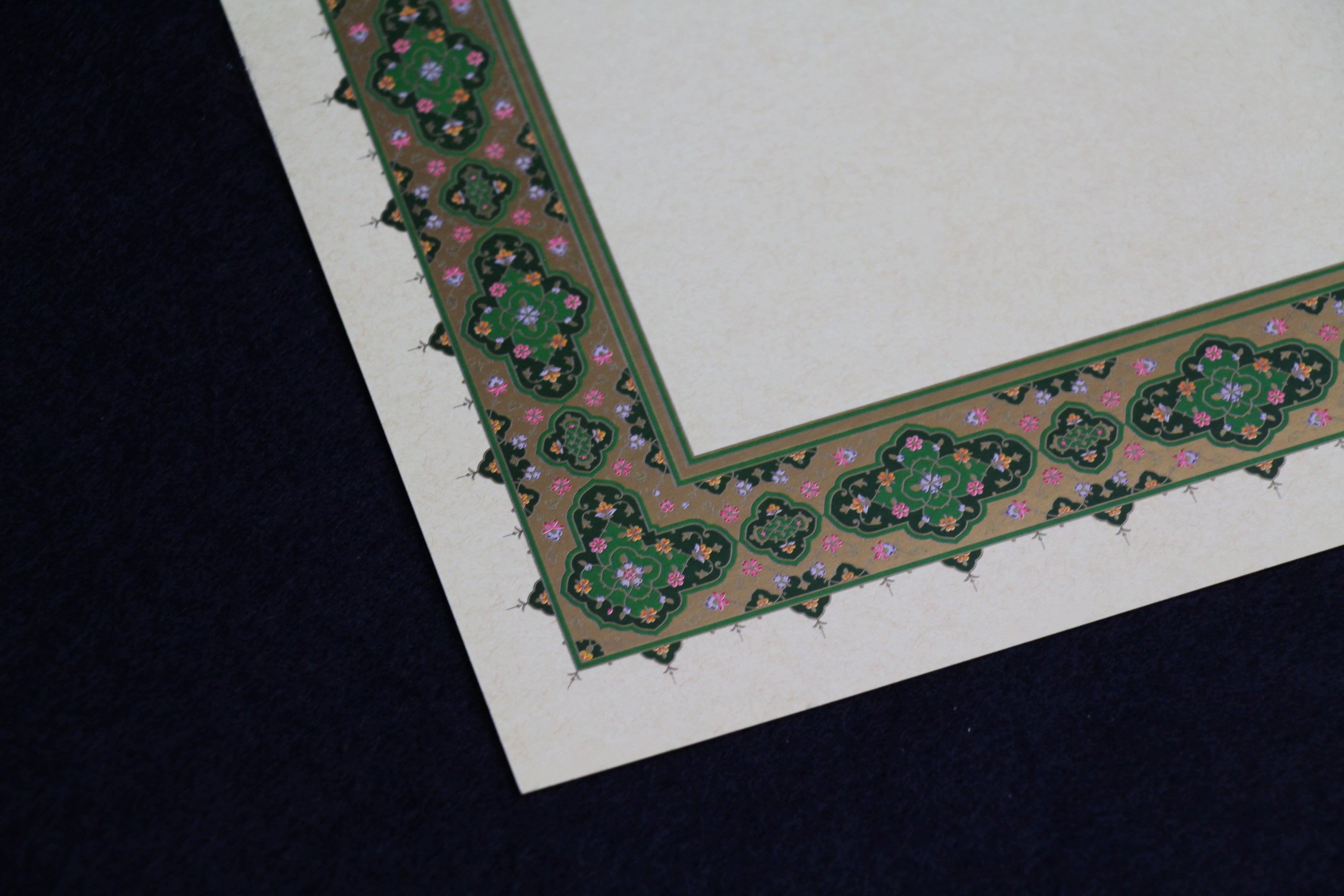 Loose sheets of paper with illuminated borders - pattern no. 12, gold and green for Arabic calligraphy