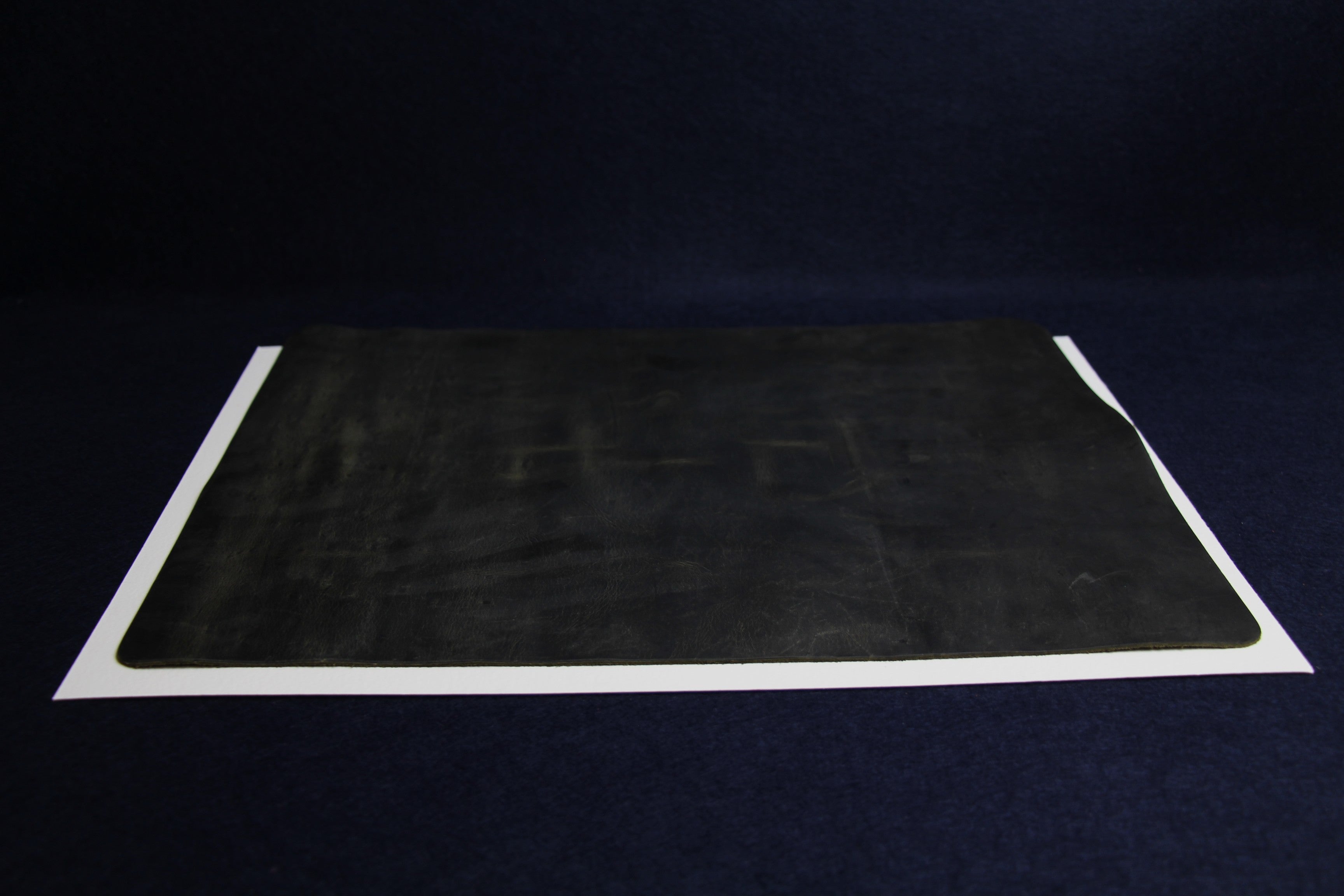 Rollable crazy horse leather writing mat: 40 x 30 cm - black