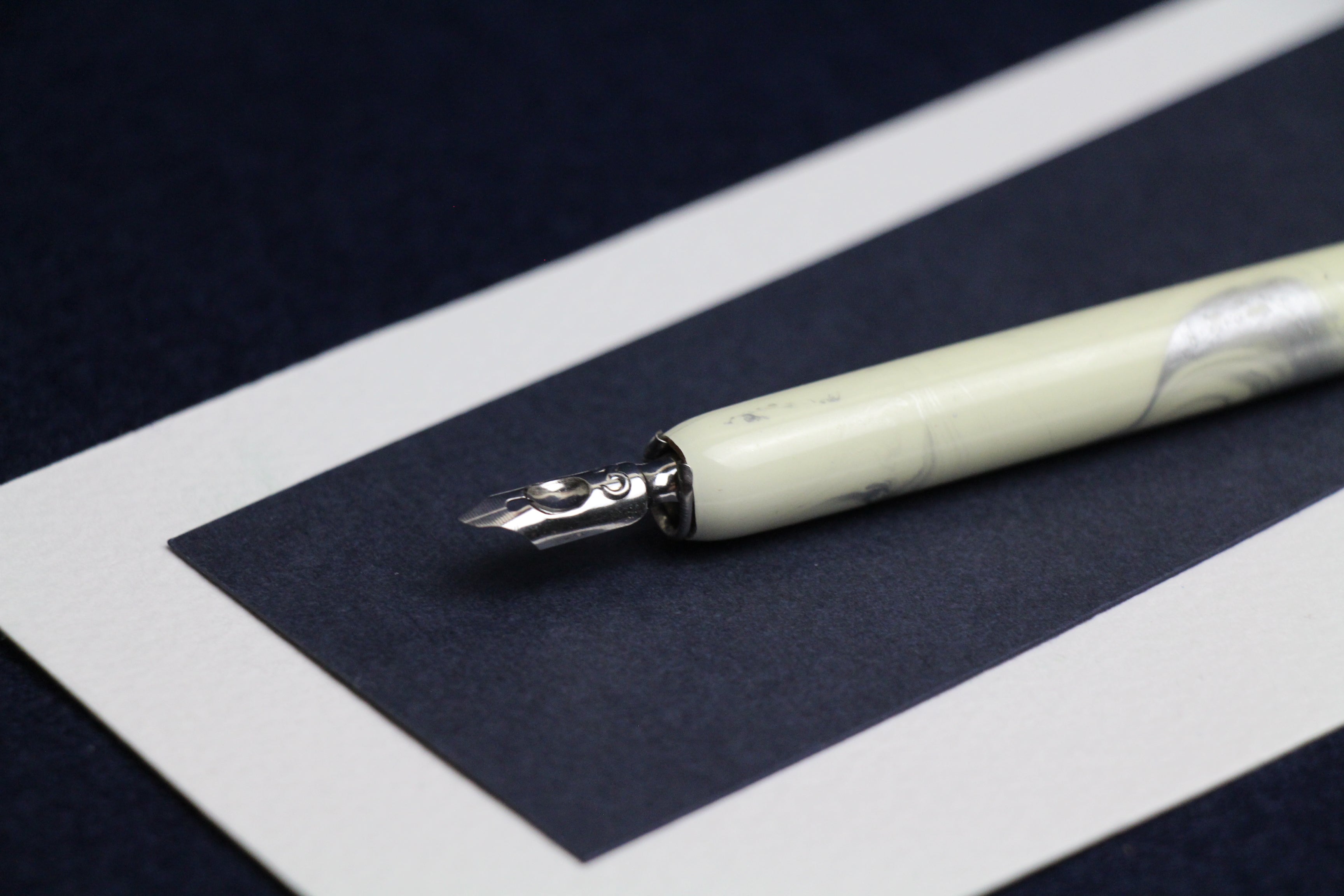 Standard nib holder - grey on cream marble