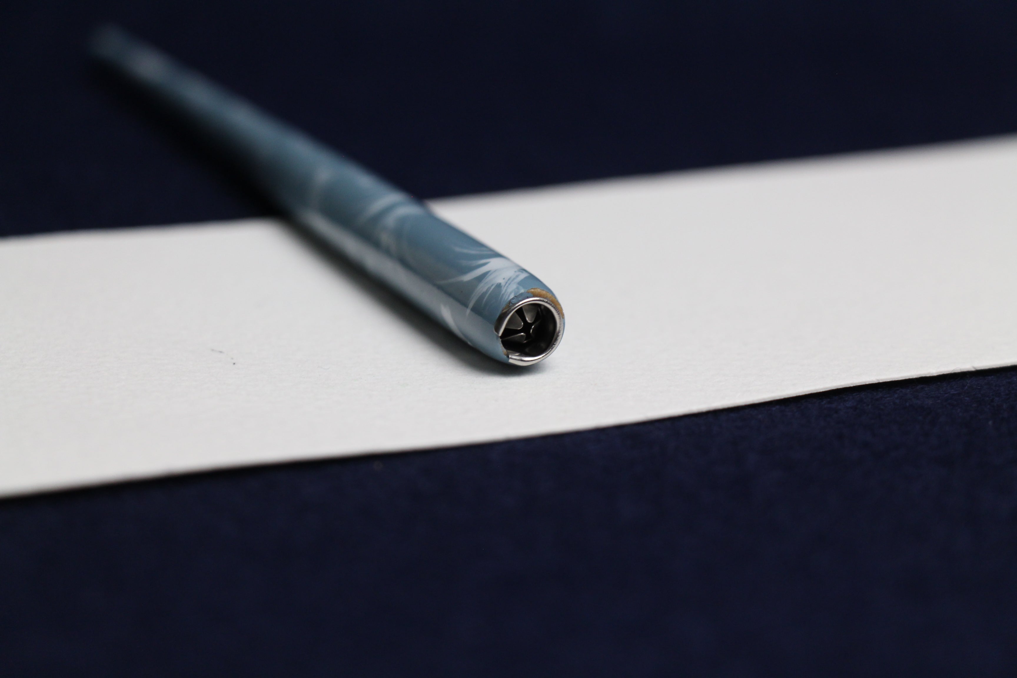 Standard nib holder - grey on dusty blue marble