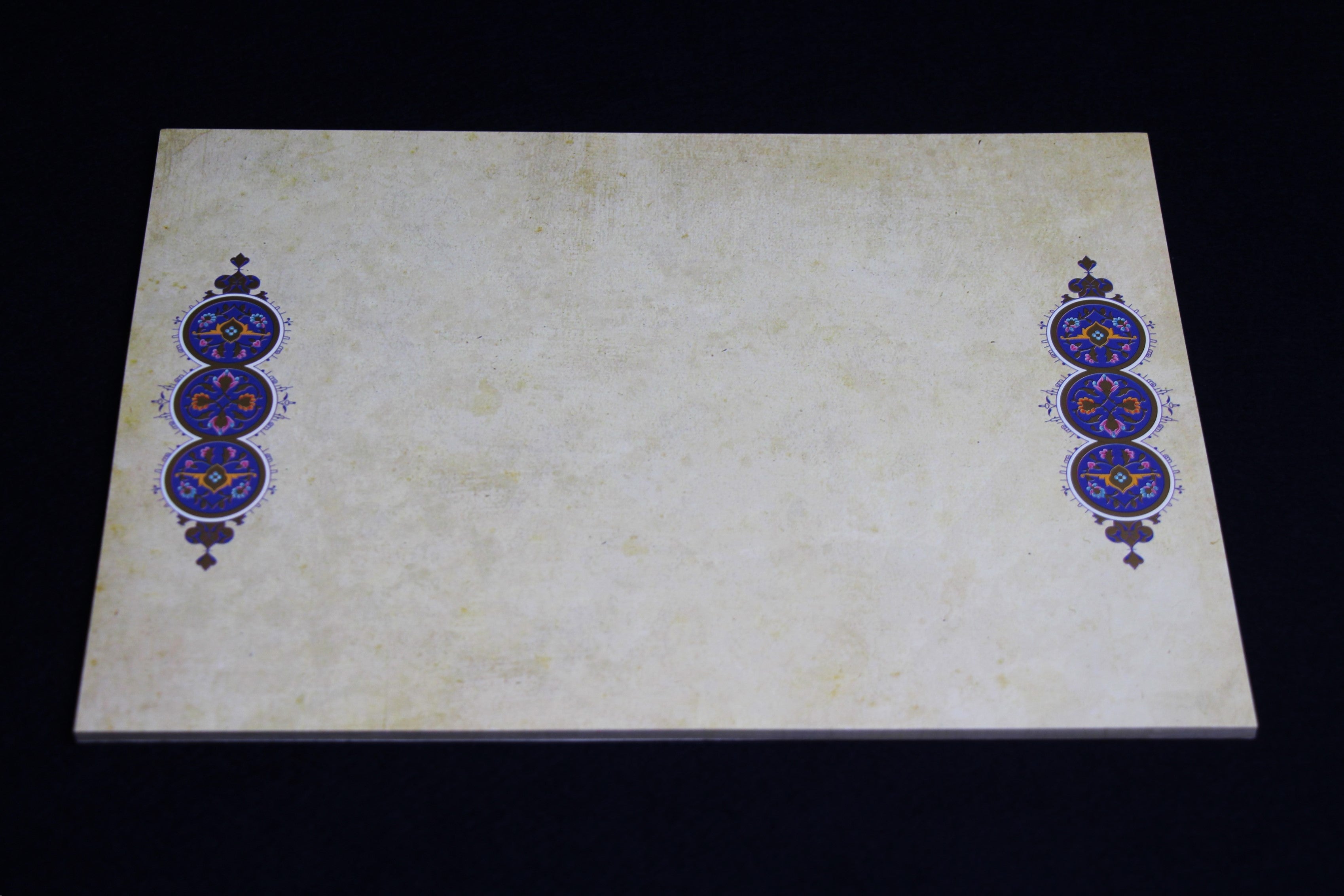 Book of 25 leaves of semi-gloss paper for Arabic calligraphy with decorated border (c)