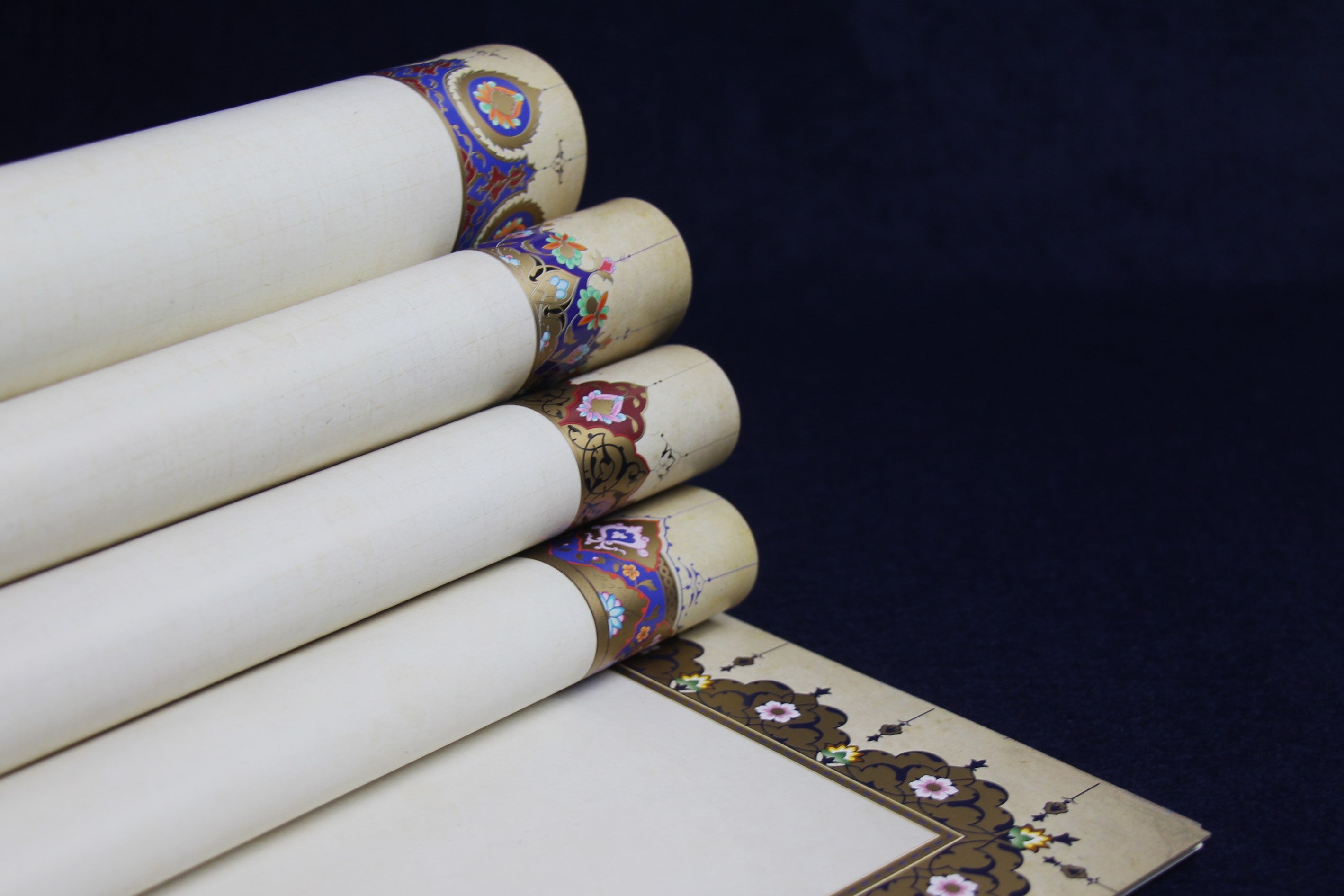 Book of 25 leaves of semi-gloss paper for Arabic calligraphy with decorated border (d)